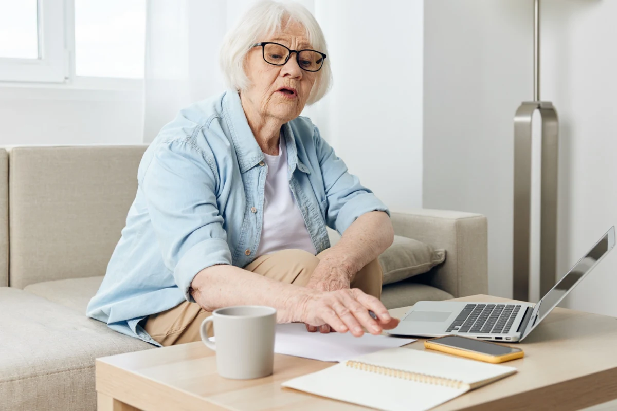 Nie należy kupować okularów na własną rękę, w drogerii czy aptece, ponieważ nie rozwiążą one problemu z prezbiopią