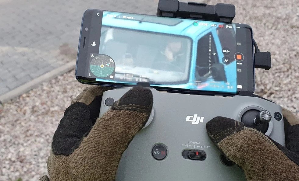 Tylko jednego dnia policjanci wystawili 13 mandatów za korzystanie z telefonu w czasie jazdy.