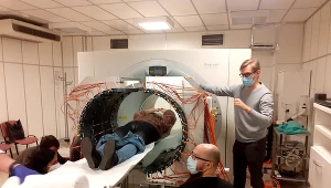 Ostatnia faza instalowania przenośnego tomografu J-PET wokół pacjenta. Cały proces trwa minutę