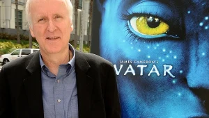 James Cameron na tle plakatu filmu "Avatar"