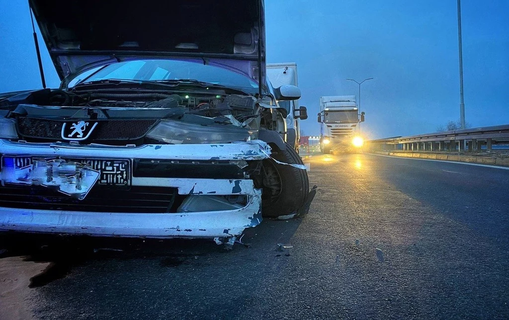 Spowodowanie kolizji było początkiem problemów kierowcy Peugeota.