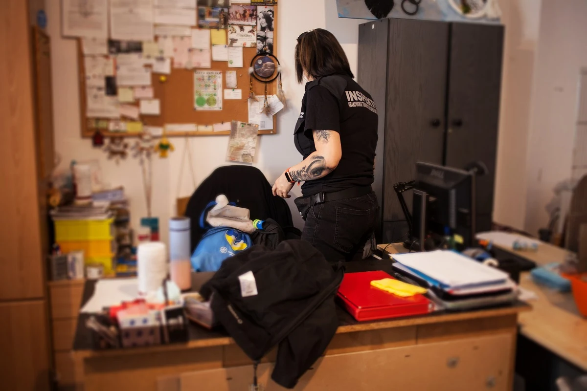 Joanna Repel przygotowuje się do interwencji w siedzibie KTOZ w Krakowie przy Floriańskiej 53