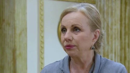 "Zranione ptaki" odcinek 175. Ulviye dowiaduje się o próbie samobójczej Melis. Prosi Meryem, by opuściła rezydencję