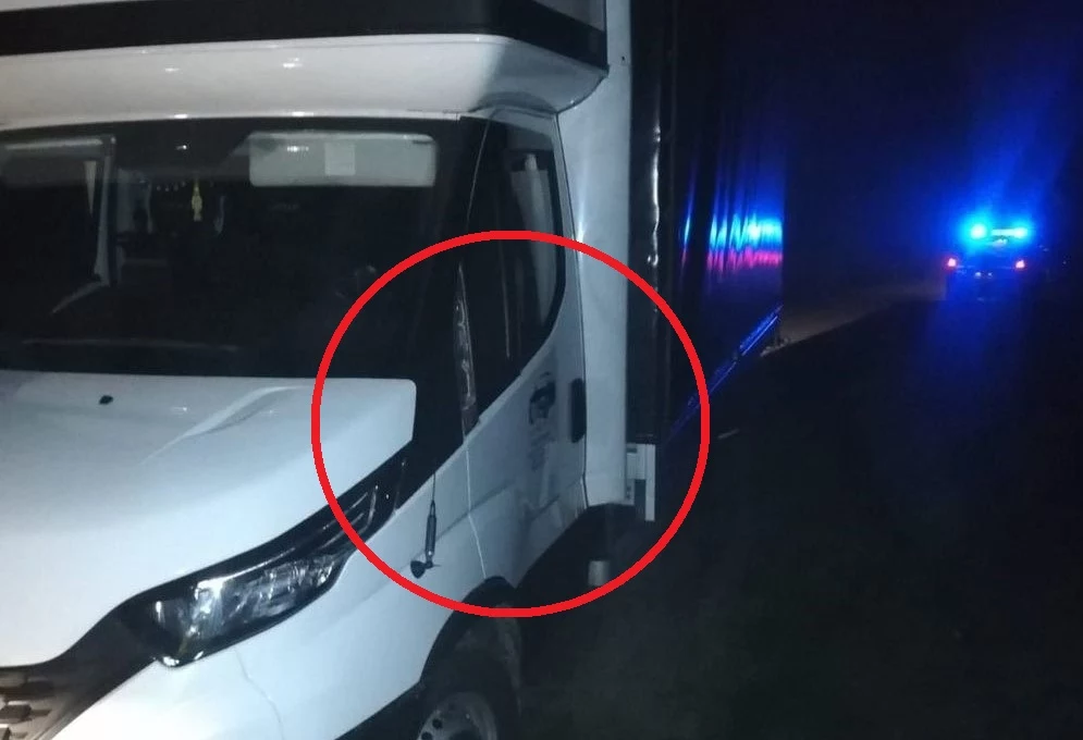 Idący prawą stroną drogi 18-latek został potrącony przez jadące z przeciwnej strony Iveco.