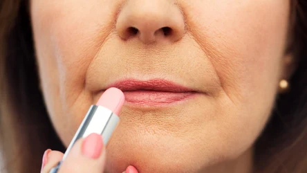Jaką szminkę wybrać po pięćdziesiątce? Sprawdzi się kilka opcji