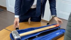 "Zakrwawiony" młot z logo Grupy Wagnera