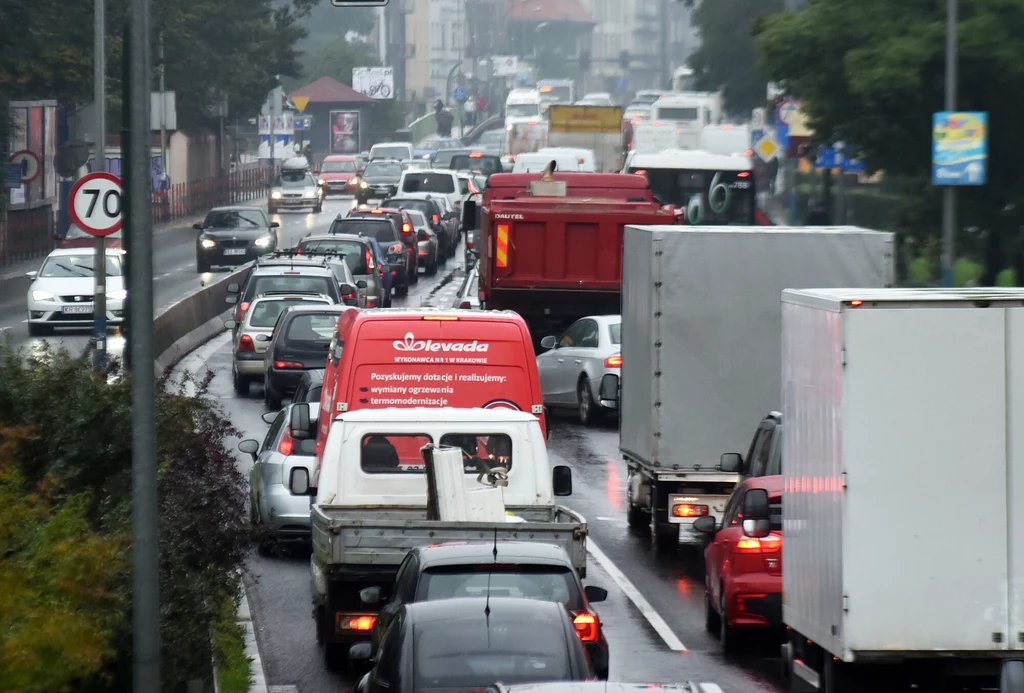 Strefa czystego transportu w Krakowie będzie obowiązywała na obszarze zamieszkałym przez 800 tys. ludzi. Ile samochodów dotknie? Urzędnicy tego nie wiedzą