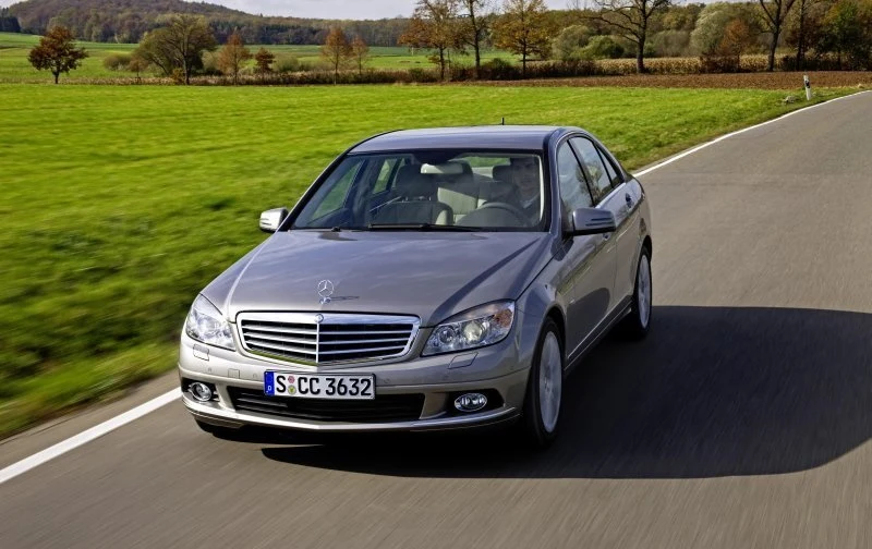 Mercedes klasy C z 2009 roku. Takim "złomem", jeśli ma silnik Diesla, nie będzie można wjechać do Krakowa. A dziś takie auto kosztuje ponad 30 tys. zł