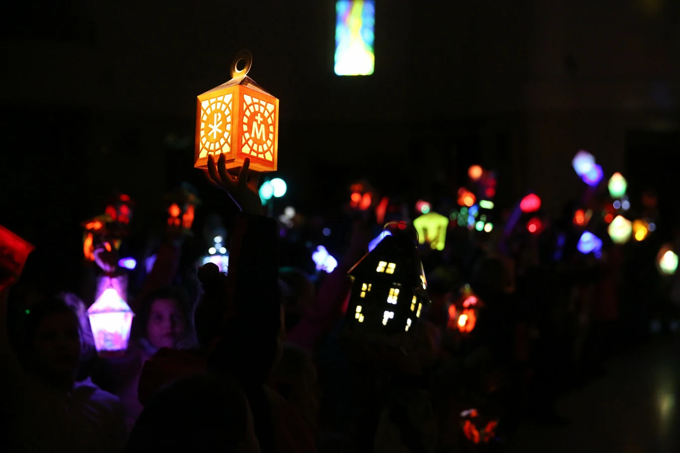 W okresie Adwentu w Kościele katolickim odbywają się wyjątkowe nabożeństwa zwane roratami, na które wierni przynoszą lampiony W okresie Adwentu w Kościele katolickim odbywają się wyjątkowe nabożeństwa zwane roratami, na które wierni przynoszą lampiony