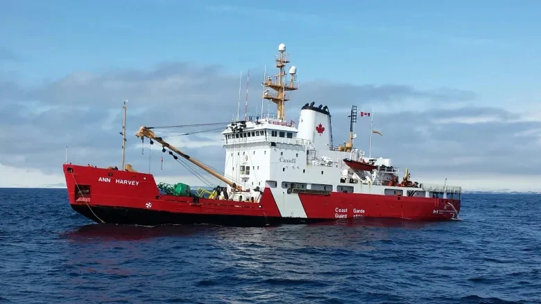Kanada ma nawet własną flotę lodołamaczy. Na zdjeciu jedna z jednostek CCGS Ann Harvey 