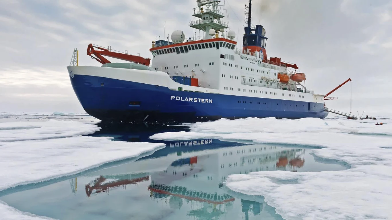 RV Polarstern - niemiecki lodołamacz pływający po zamarzniętych wodach Arktyki RV Polarstern - niemiecki lodołamacz pływający po zamarzniętych wodach Arktyki