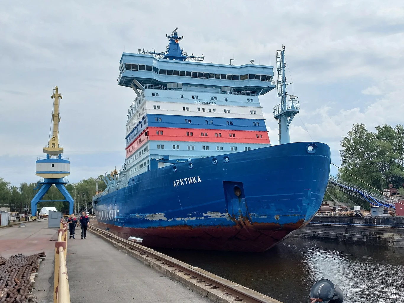 Arktika weszła do służby w 2020 roku. Zbudowano ją w ramach serii Project 22220, która ma być nową generacją rosyjskich lodołamaczy o napędzie atomowym