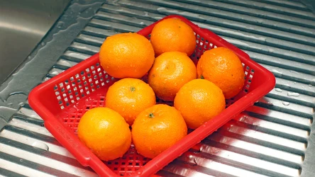 Mandarynki przed zjedzeniem należy bardzo dokładnie umyć, a wręcz wyszorować