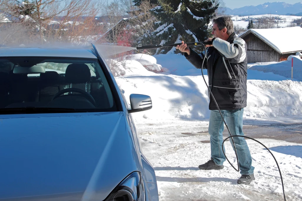 Mycie auta zimą nie zawsze jest dobrym pomysłem