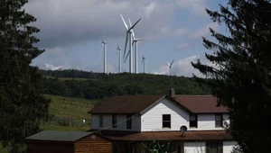 W Polsce obowiązuje zasada 10H zabraniająca lokowania elektrowni wiatrowych w odległości mniejszej niż 10-krotność wysokości turbiny (zdj. ilustracyjne)