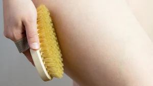 Szczotkowanie ciała, o ile wykonywane jest regularnie, przynosi bardzo dobre efekty liftingujące i drenujące