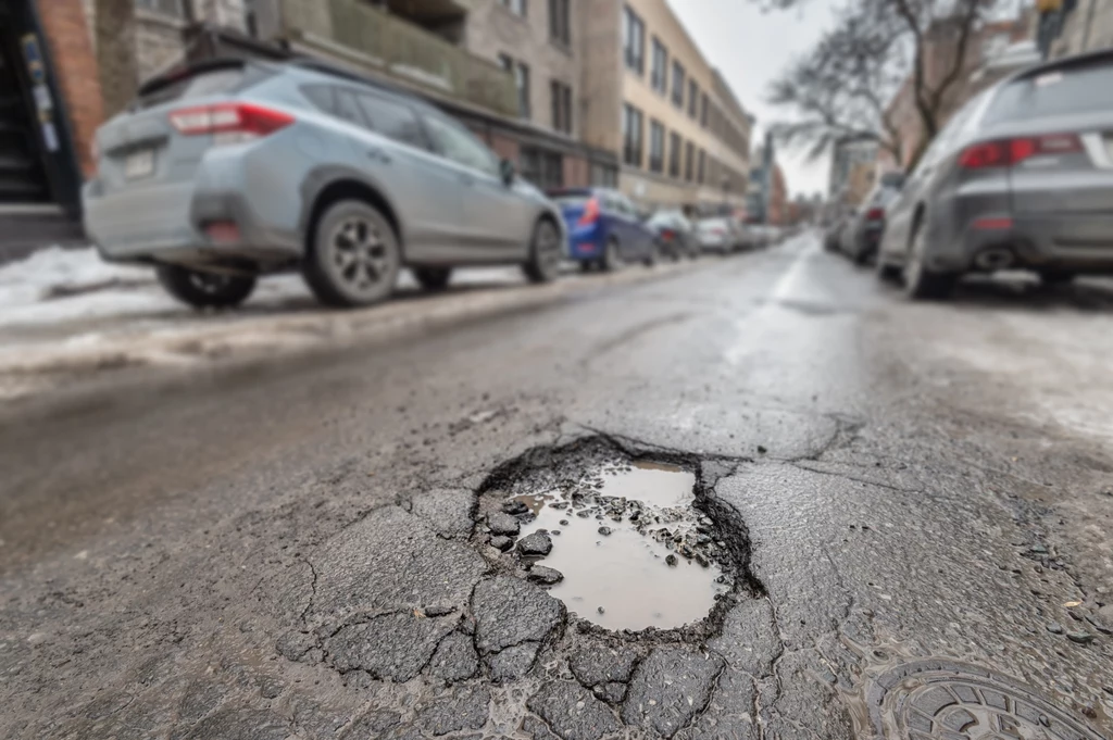 Dziury w nawierzchni to niestety również efekt stosowania soli drogowej