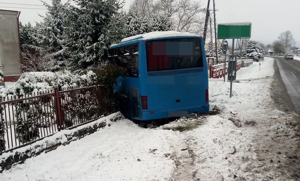 Kierowca autobusu stracił panowanie nad pojazdem i uderzył w bok jadącej z przeciwnej strony ciężarówki.