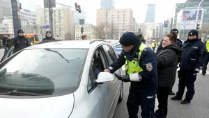 W Warszawie trwają policyjne kontrole kierowców przewozu osób. Na zdj. protest taksówkarzy przeciw kierowcom Ubera, 2019 r.