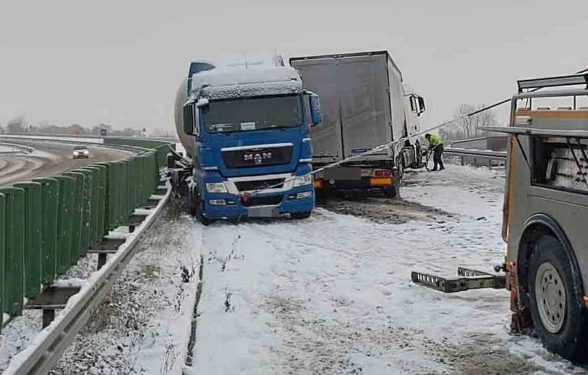 Kierowca ciężarówki nie dostosował prędkości do panujących warunków i uderzył w inny pojazd.