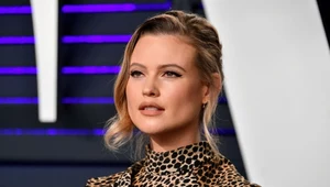 Behati Prinsloo w niepokojącej ciążowej sesji. Skąpo ubrana pozuje w masce