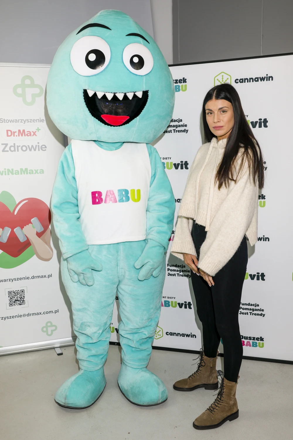 Magdalena Stępień wzięła udział w imprezie w ramach akcji charytatywnej fundacji "Pomaganie Jest Trendy" Magdalena Stępień wzięła udział w imprezie w ramach akcji charytatywnej fundacji "Pomaganie Jest Trendy"