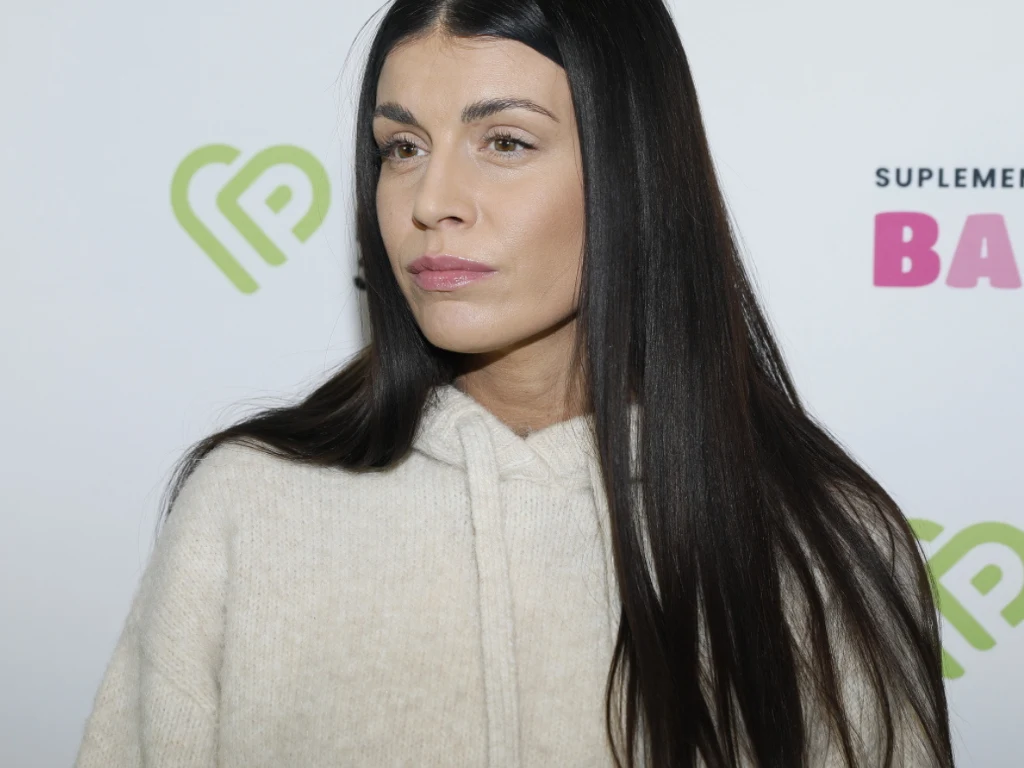 Magda Stępień lansuje się na ściance. Impreza zorganizowana w szczytnym celu