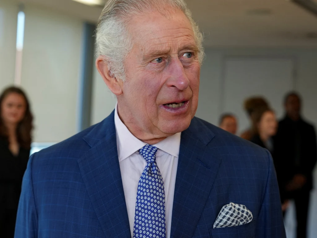 Karol III przytłoczony skandalami z Harrym i Meghan