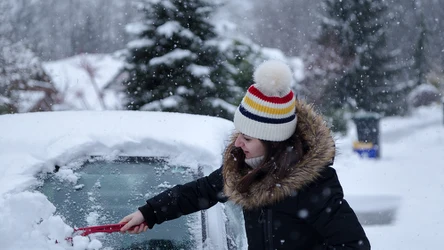 Jak odśnieżać auto, aby uniknąć kary?