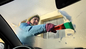 Mechanik zdradza, co robić, żeby szyby w samochodzie nie zamarzały