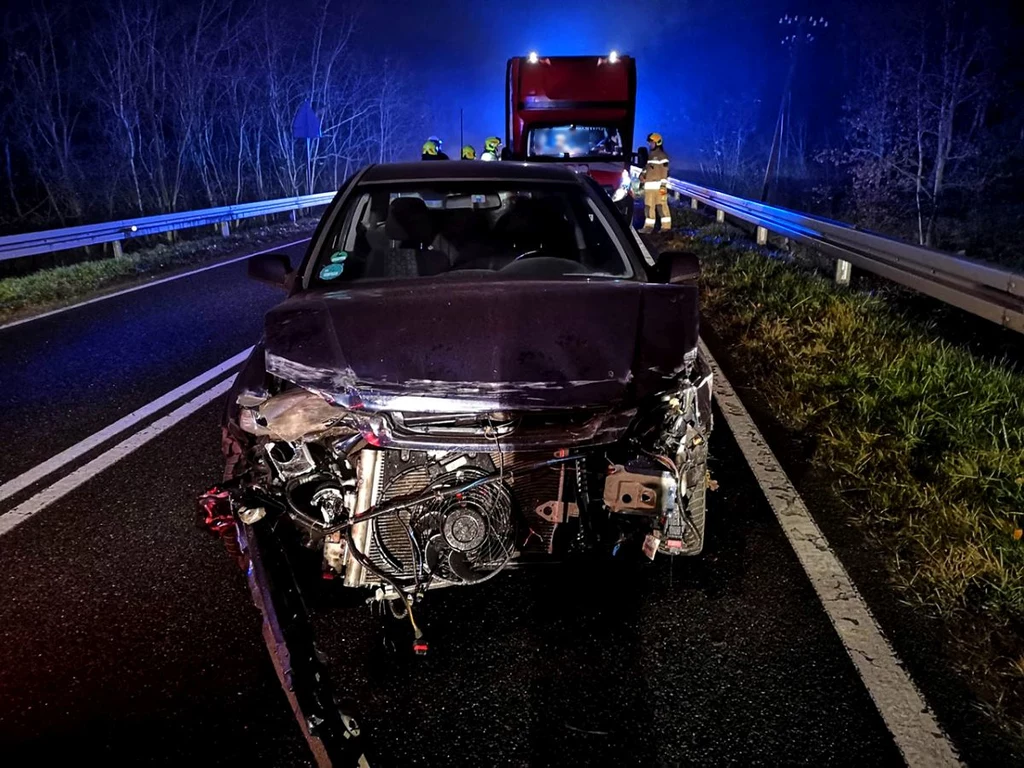 Pijany rozbił samochód. Przewoził troję dzieci Pijany rozbił samochód. Przewoził troję dzieci