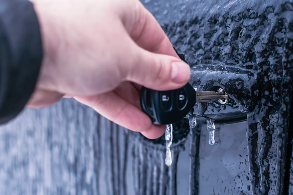 Zamarznięty zamek w drzwiach samochodu to częsty problem kierowców podczas zimy