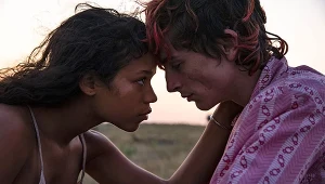 Taylor Russell i Timothée Chalamet w filmie "Do ostatniej kości"