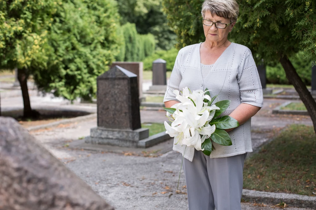 Ostatnia emerytura po śmierci osoby uprawnionej może zostać wypłacona jej bliskim. Warto dowiedzieć się, kto ma do niej prawo i w jakiej sytuacji