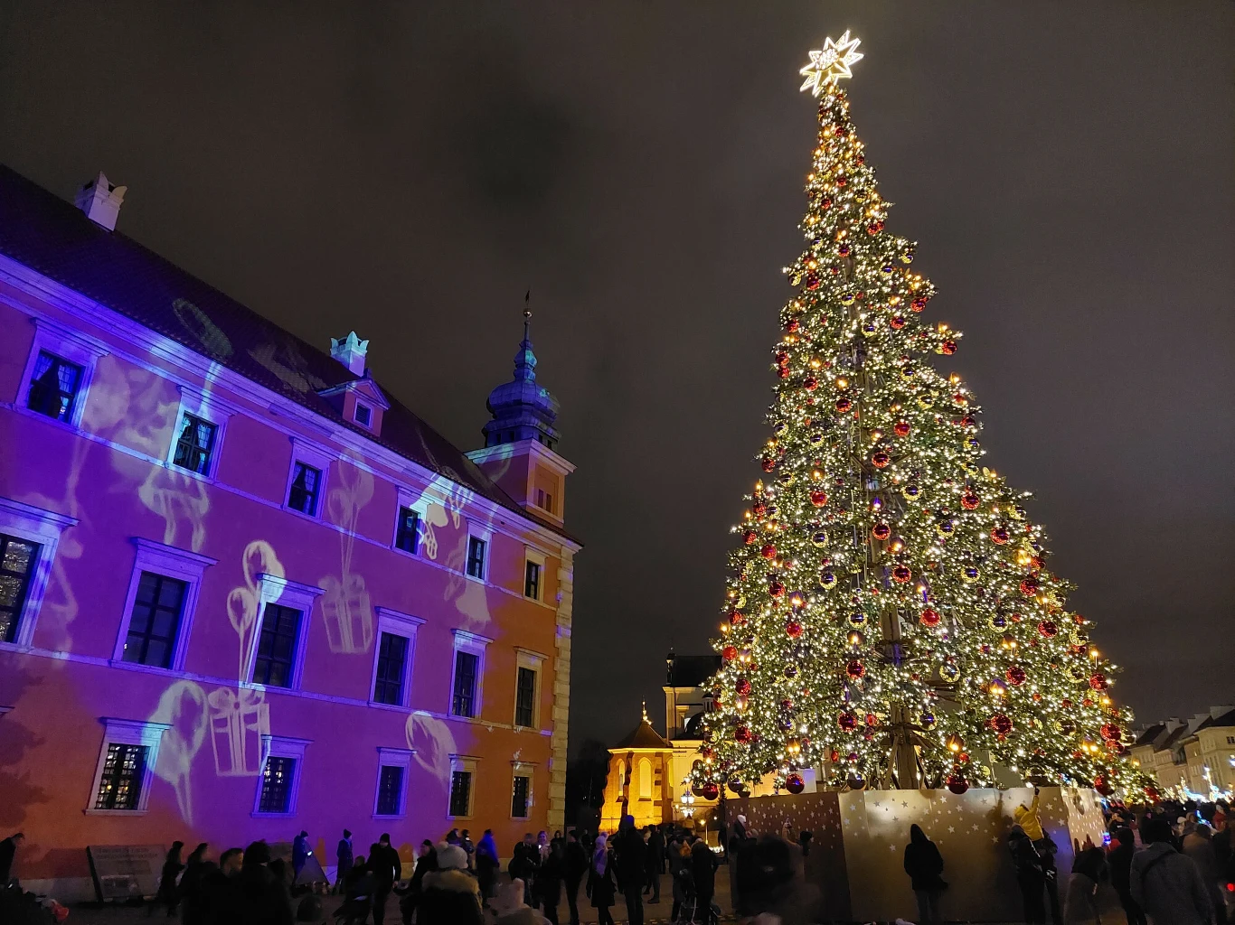 Choinka na placu Zamkowym w Warszawie (2021) Choinka na placu Zamkowym w Warszawie (2021)