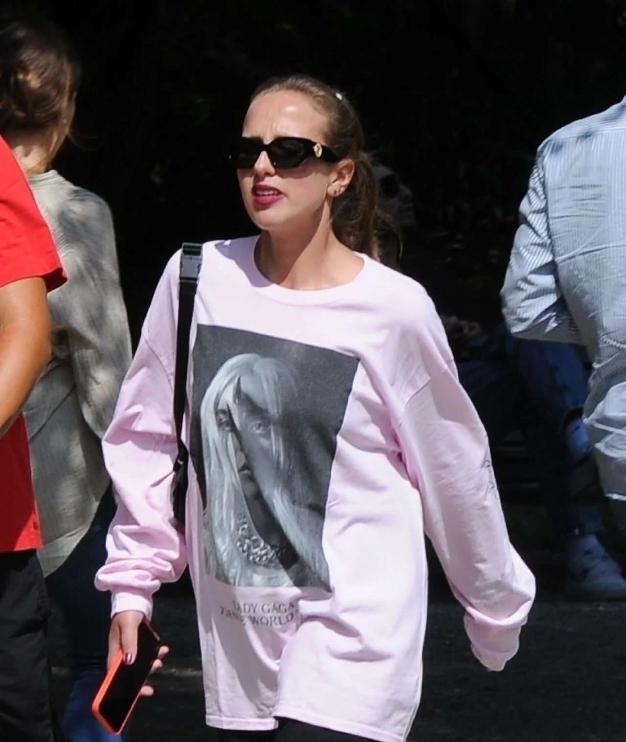 Allegra Versace przyłapana w parku w Mediolanie Allegra Versace przyłapana w parku w Mediolanie