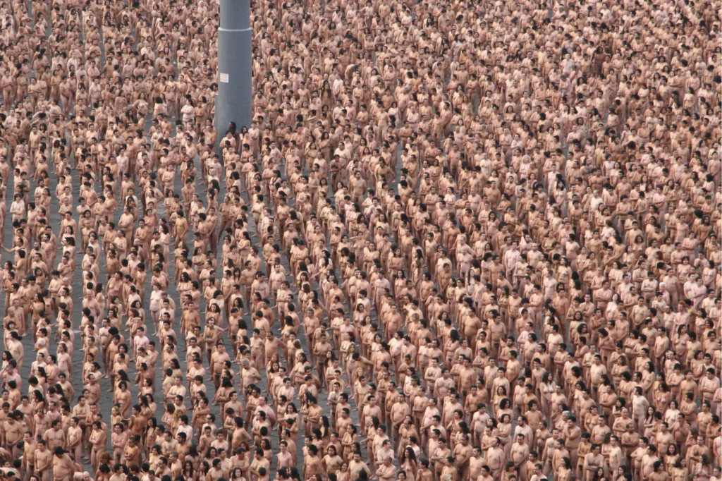 Do pracy nad fotograficzną instalacją w Meksyku Spencer Tunick zaprosił 18 tys. osób