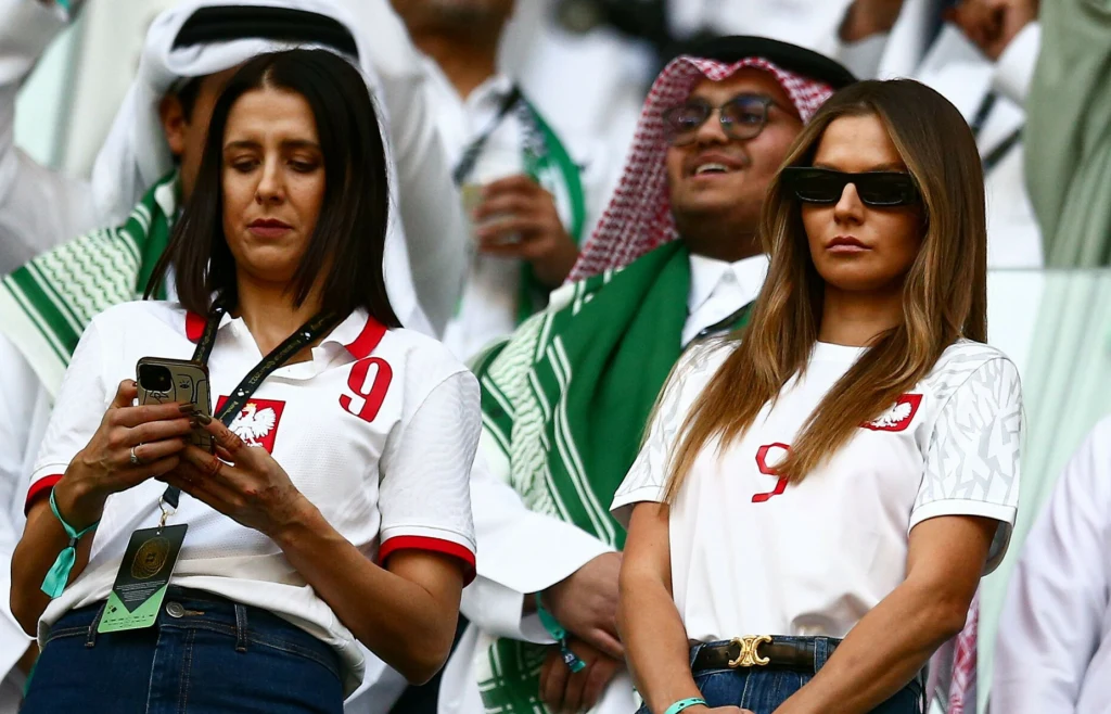 Anna Lewandowska z szwagierką na meczu Polska-Arabia Saudyjska