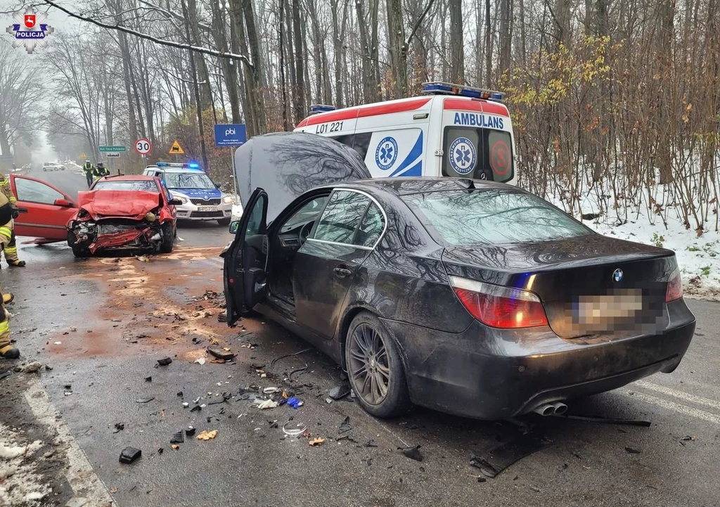 Zginęła kobieta podróżująca Oplem, jej mąż został ranny. Kierowcy BMW nic się nie stało