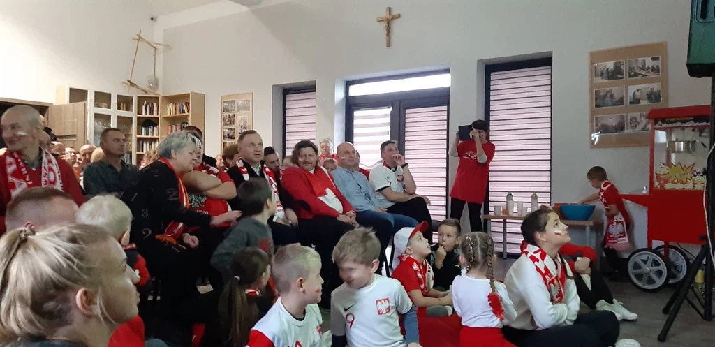 Prezydent oglądał mecz Polska-Arabia Saudyjska w siedzibie koła Gospodyń Wiejskich pod Krakowem Prezydent oglądał mecz Polska-Arabia Saudyjska w siedzibie koła Gospodyń Wiejskich pod Krakowem