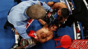 Moises Fuentes (leży na macie ringu) tu po walce z Romanem Gonzalezem