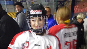 Piosenkarka Ewelina Lisowska w barwach Hokejowej Reprezentacji Artystów Polskich
