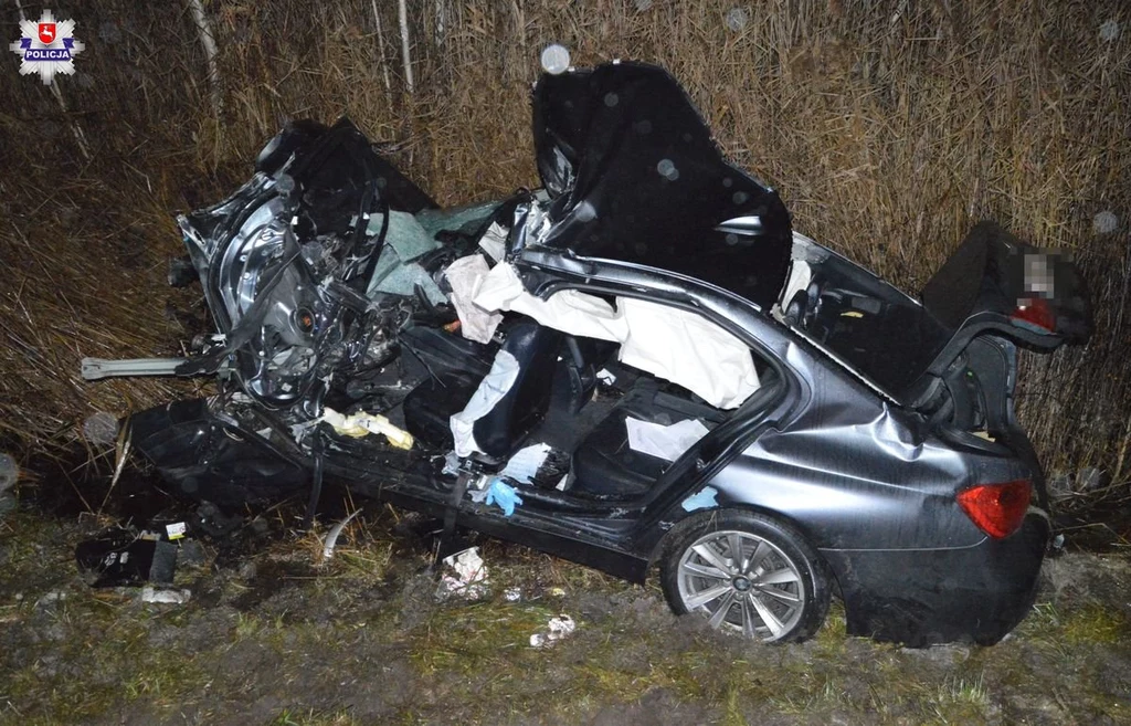 Kierowca BMW stracił panowanie nad autem i zderzył się z dwoma ciężarówkami. Nie przeżył