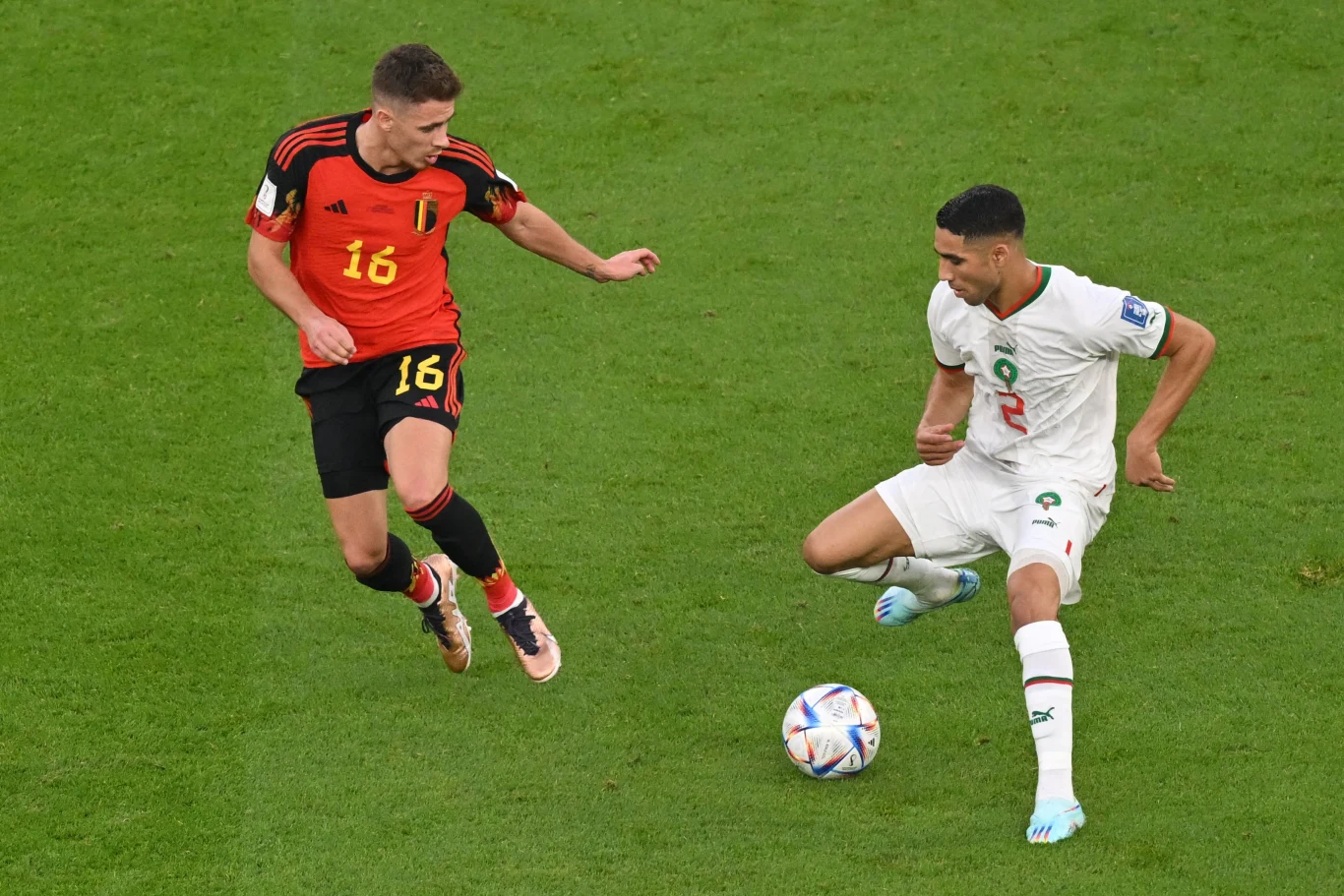 Achraf Hakimi (z prawej) w meczu z Belgią