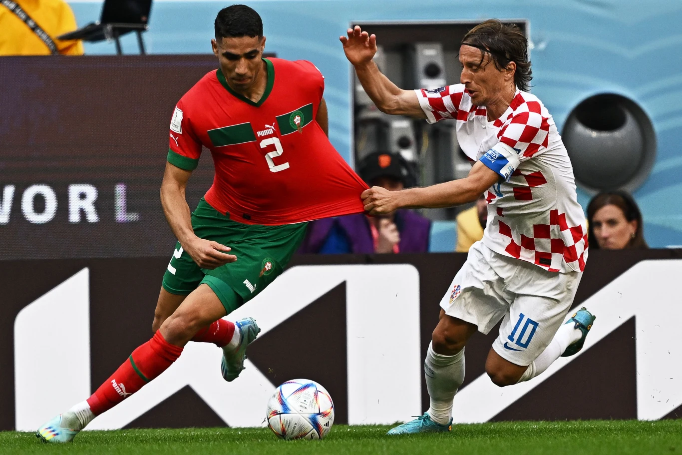 Achraf Hakimi w meczu z Chorwacją, faulowany przez Lukę Modricia