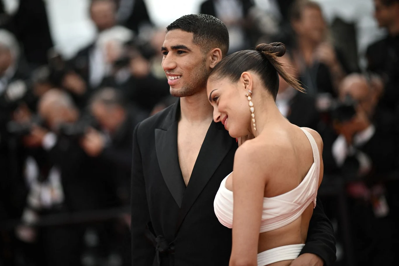 Achraf Hakimi ze swoją żoną Hibą Abouk podczas 75. Międzynarodowego Festiwalu Filmowego w Cannes