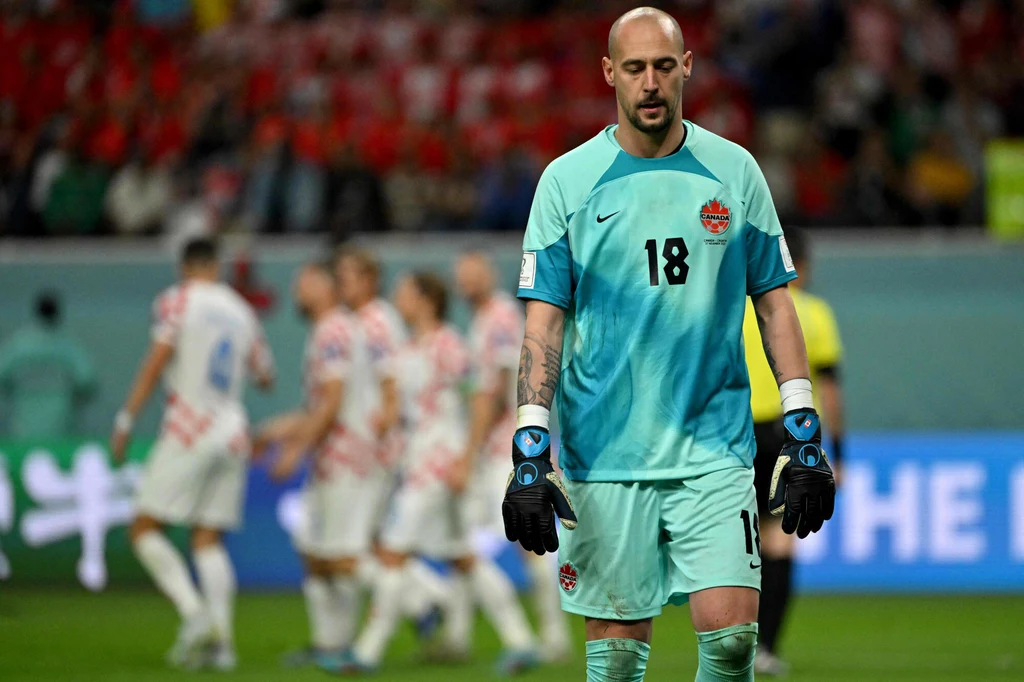 Milan Borjan, kanadyjski bramkarz był obrażany przez chorwackich kibiców podczas meczu grupy F piłkarskich mistrzostw świata Milan Borjan, kanadyjski bramkarz był obrażany przez chorwackich kibiców podczas meczu grupy F piłkarskich mistrzostw świata