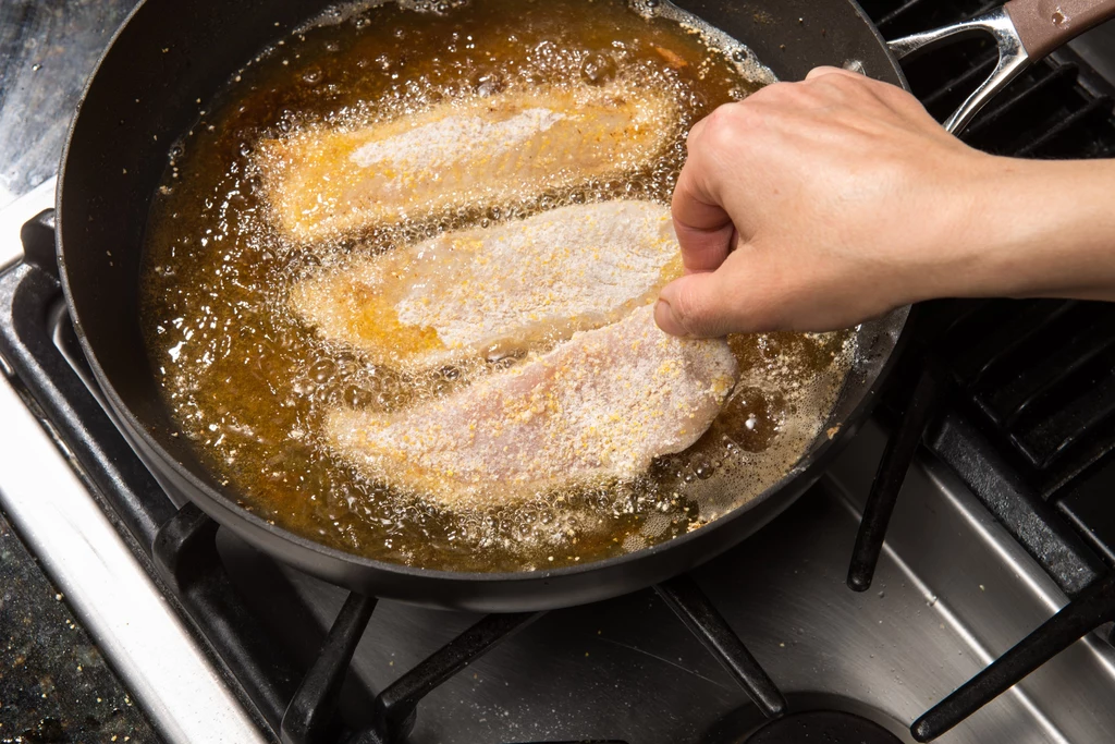 Smażenie ryby powoduje nagromadzenie się w domu nieprzyjemnego zapachu