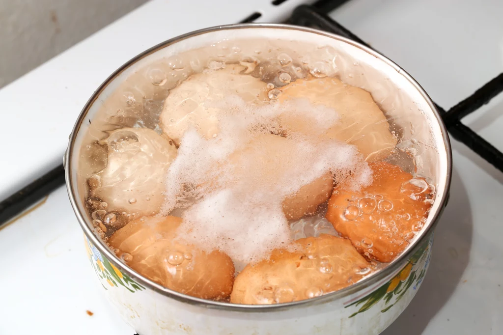 Podczas gotowania jajek, wapń i inne pierwiastki zawarte w skorupach przedostają się do wody