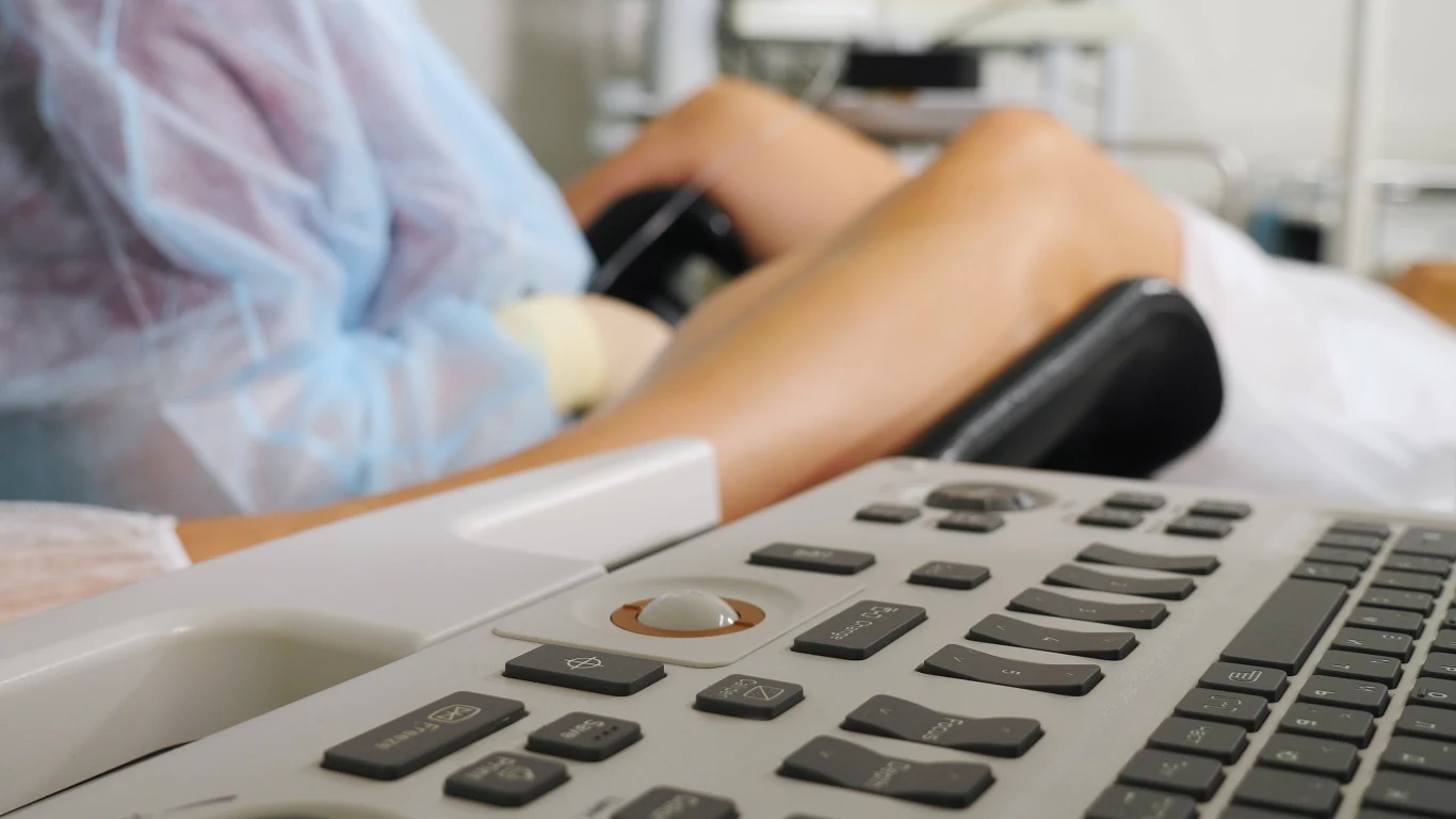 Kobieta w gabinecie ginekologicznym, zdjęcie ilustracyjne